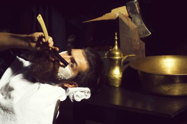 Sakallı adam tıraş vardır