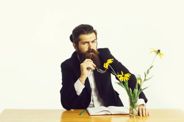 sakallı adam Profesör gözlük masada