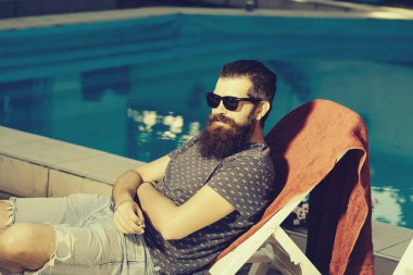 Yüzme Havuzu, güneş gözlüğü, sakallı adam