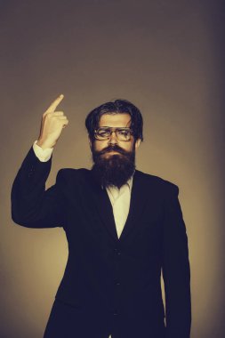 Yakışıklı adam noktaları işaret parmağı yukarı doğru