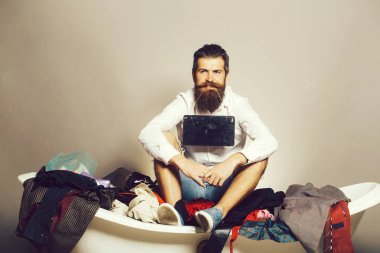 banyo ile ahşap tahta sakallı adam