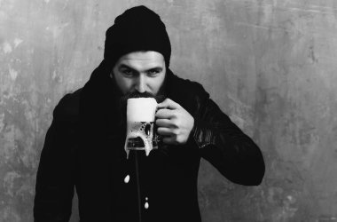 adam bira içme cam kupa