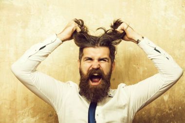 sakallı adam veya hipster uzun sakallı yüzü bağırarak