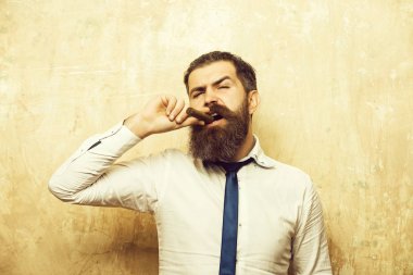 adam ciddi bir yüz yasaktır puro üzerinde