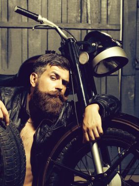 Sakallı adam hipster motorcu