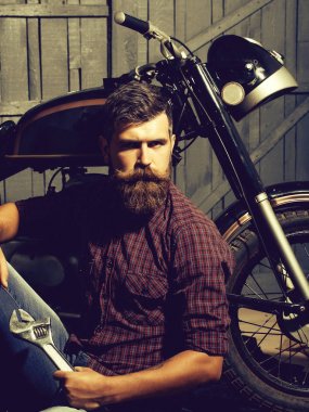 Sakallı motorcu adam anahtar ile