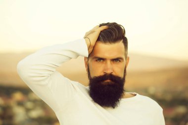 Sakallı adam açık