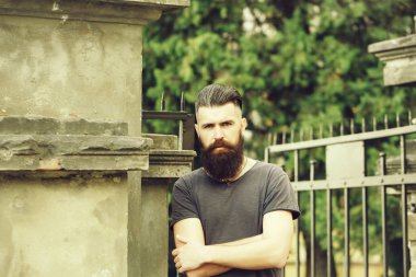 Mavi gökyüzü üzerinde sakallı adam