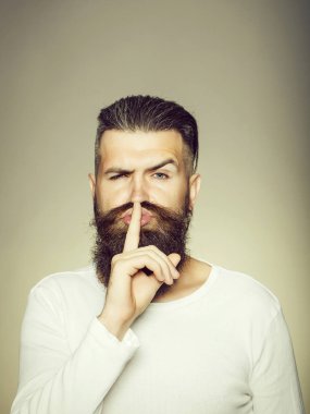 Hush hareketi ile sakallı adam