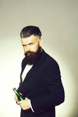 Sakallı adam bira şişesi ile