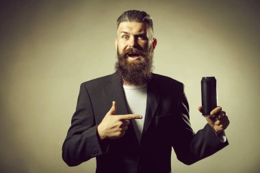 Bira kutusuyla sakallı adam.