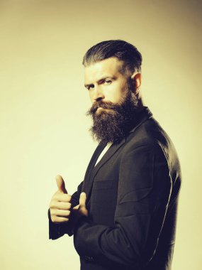 Ceketli sakallı yakışıklı adamı