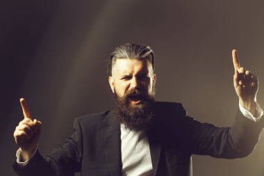 Ceketli sakallı yakışıklı adamı