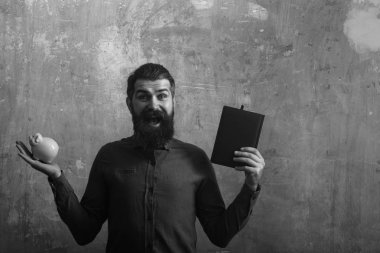 mutlu yüz ile işadamı tutun defter ve para kutusu