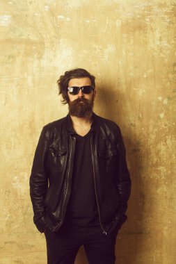 Adam uzun sakal ve bıyık.