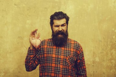 Sakallı mutlu sakallı adam pembe Tekstil kalp tutar