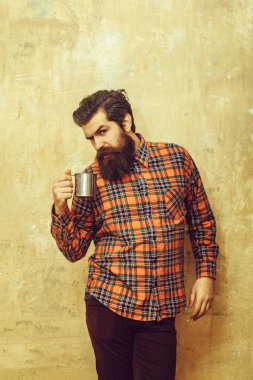 Sakallı adam metal kupa tutan sakallı kaşlarını