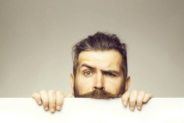 kağıt ile ciddi adam