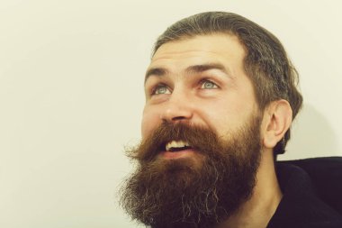 Sakallı gülümseyen mutlu acımasız beyaz adam aramak