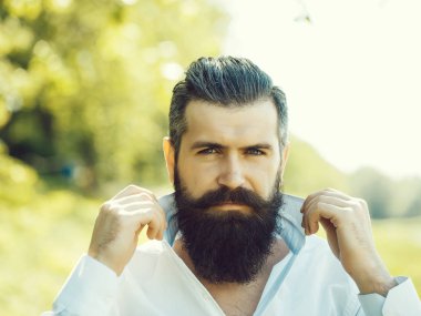 Mavi gökyüzü üzerinde sakallı adam