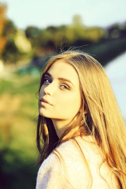 Güneşli güzel kız