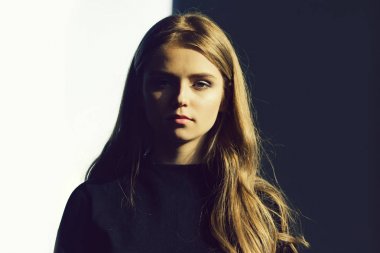 uzun saç ve makyaj kadın ile.