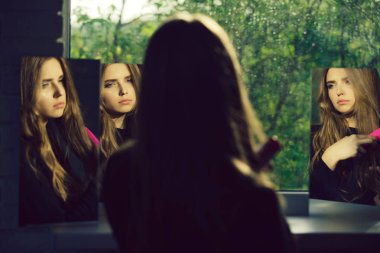 Ayna tarak ile kız göz.