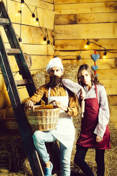 Şef aşçı ve kız cookee — Stok fotoğraf