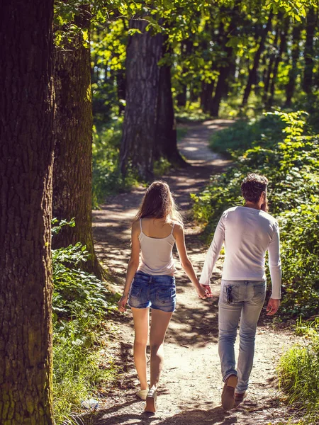 Jeune couple marchant en forêt — Photo