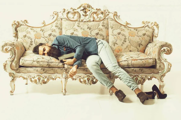 Brodaty mężczyzna śpi na kanapie — Zdjęcie stockowe