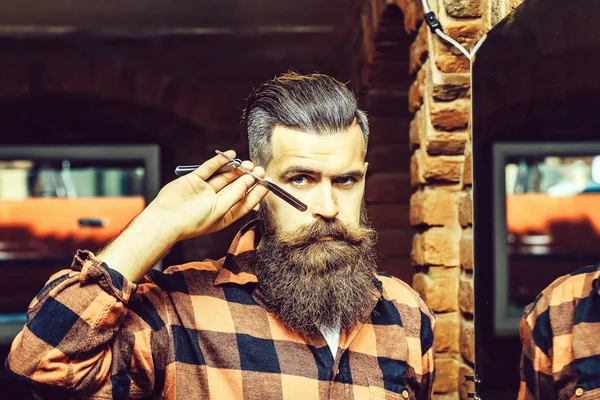 Hombre con afeitadora cerca del espejo —  Fotos de Stock