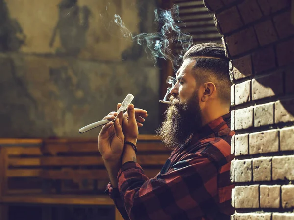 Hipster con cigarrillo y navaja de afeitar —  Fotos de Stock