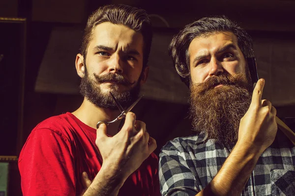 Barbero barbudo hombres con afeitadora — Foto de Stock