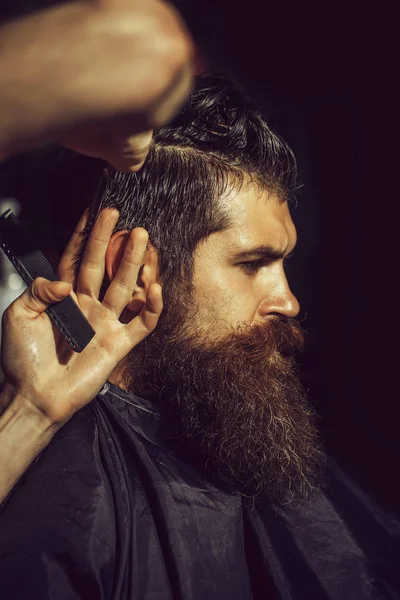 Berber Dükkanı yakışıklı sakallı adam — Stok fotoğraf