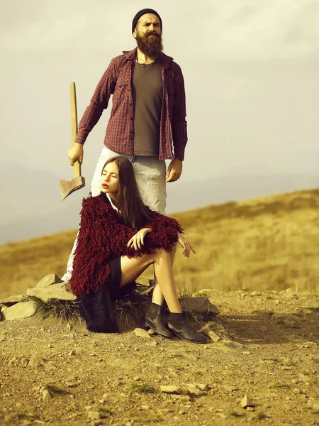 Homem e menina na montanha — Fotografia de Stock