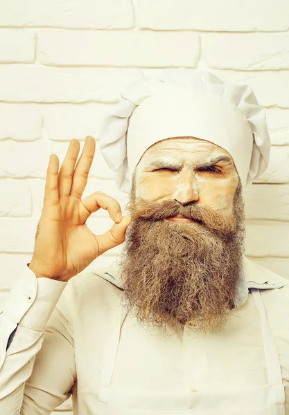 Mann mit Mehl im Gesicht — Stockfoto