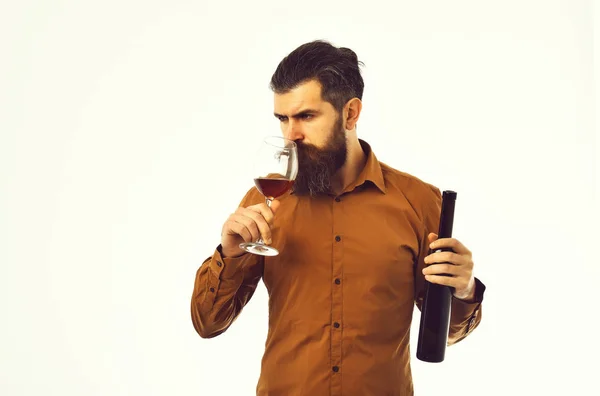 Бородатий чоловік хіпстер з пляшкою вина, склянка в коричневій сорочці — стокове фото