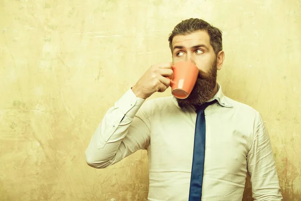 Hombre con cara sorprendida beber té de la taza de café —  Fotos de Stock