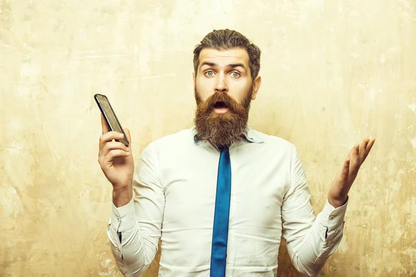 Gerente u hombre barbudo con barba larga mantenga el teléfono móvil — Foto de Stock