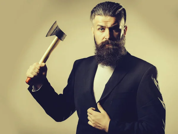 Homem barbudo com machado — Fotografia de Stock