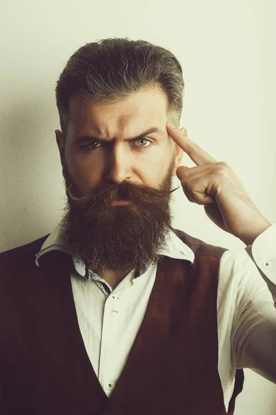 Homme barbu, brutal caucasien hipster avec le visage sérieux — Photo