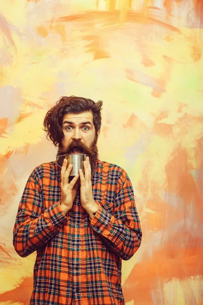 Счастливый бородатый мужчина со стильной бахромой волос держа металлическую кружку — стоковое фото