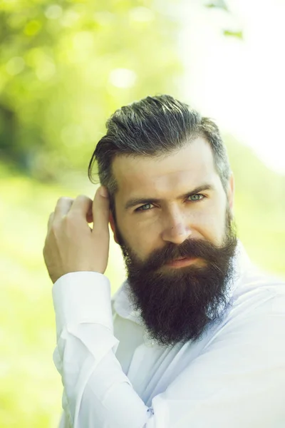 Hombre barbudo en el cielo azul — Foto de Stock