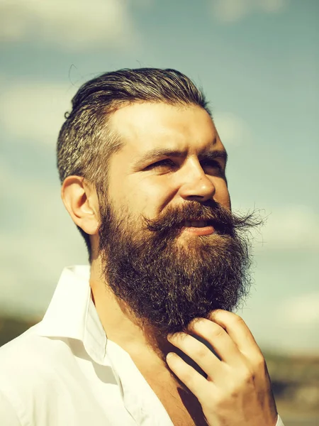 Homem barbudo no céu azul — Fotografia de Stock