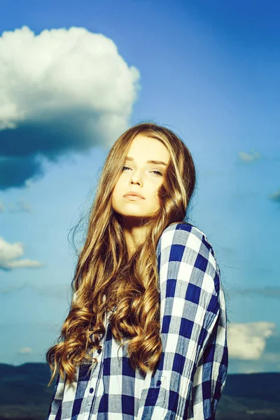 Menina bonita no céu azul — Fotografia de Stock