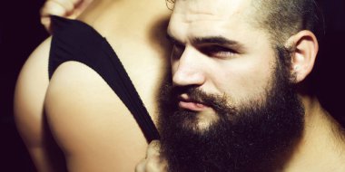 Sakallı adam kadın kalça ile