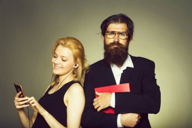 Gülümseyen kadın ve sakallı adam