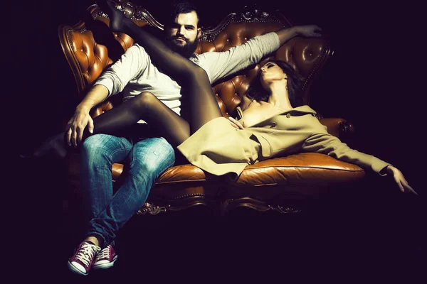Стильная сексуальная пара на диване — стоковое фото