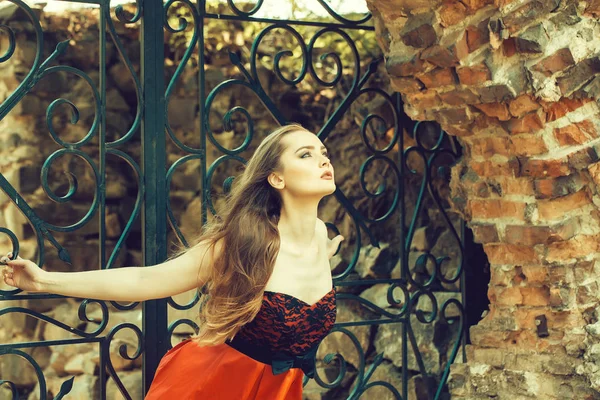 Taşlı duvarının yakınında güzel kız — Stok fotoğraf
