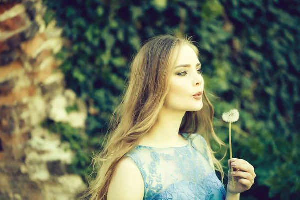 Menina bonita com flor de dente de leão — Fotografia de Stock